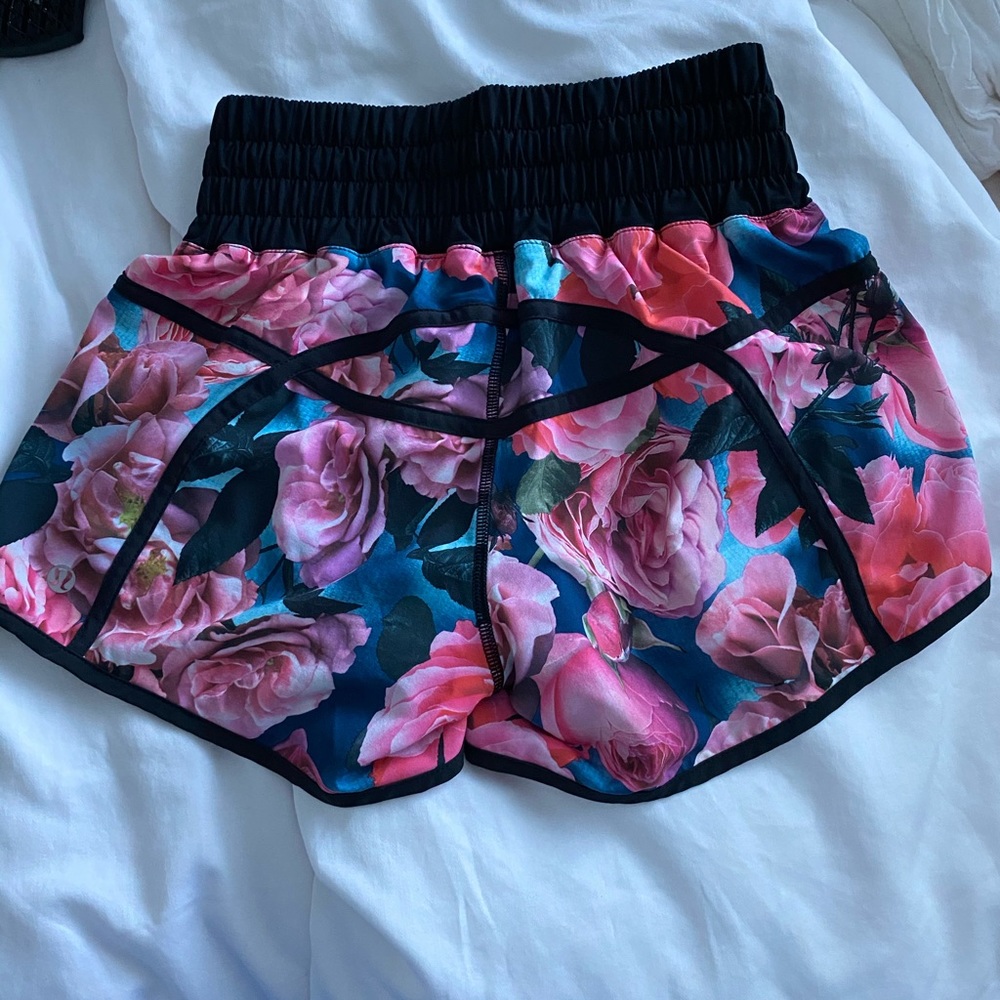 Lululemon secret garden tracker short sz 4 - Picture 2 of 5